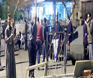   مصر اليوم - القاء قنابل غاز و صدام بين الاهالي داخل مدرسة بالجيزة